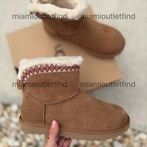 UGG Women’s Classic Mini Boots Chestnut Size 9 New
